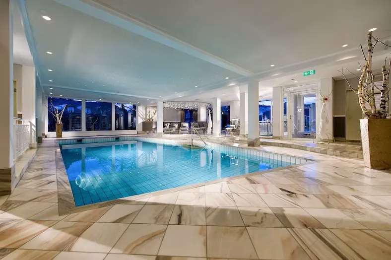 Op minder mooie dagen lonkt het binnenzwembad van Hotel Koller's. © Hotel Koller's