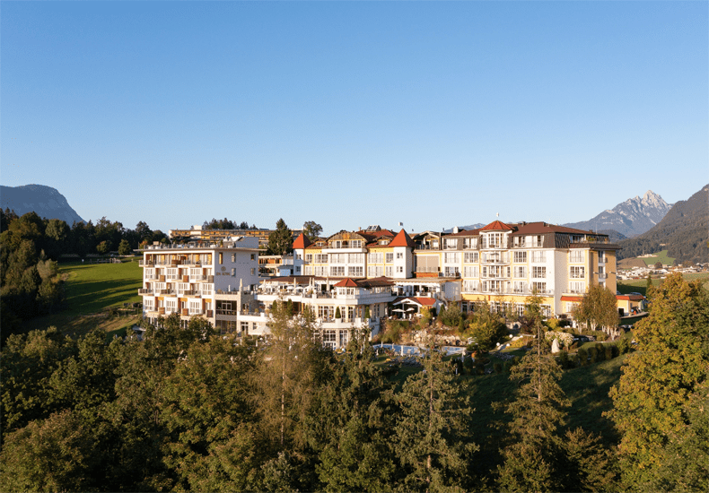 Hotel Panorama Royal in Bad Häring in het noordoosten van Tirol biedt gasten een prachtig uitzicht over het Intall en de bergen rond de Wilder Kaiser. © Hotel Panorama Royal 