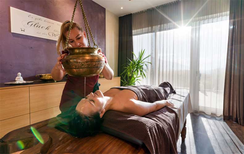 Het 4 sterren superior Hotel Panorama Royal in Bad Häring biedt tal van ontspannende massages aan zoals een Vedische massage. © Hotel Panorama Royal