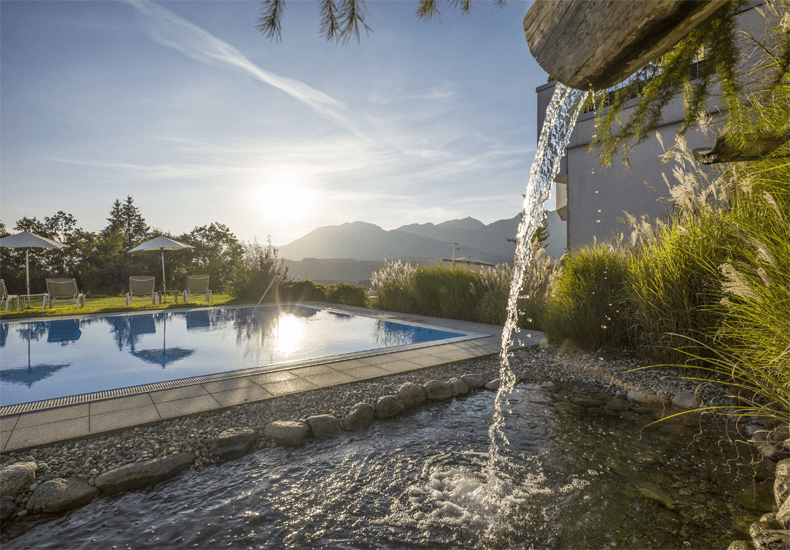 Vanuit de buitenbaden kun je heerlijk genieten van het uitzicht op de bergen © Dabernig / Hotel Panorama Royal