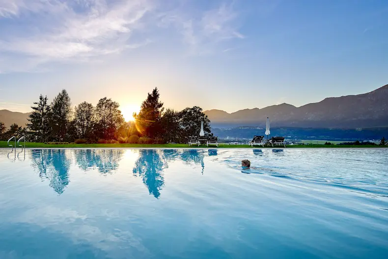 Ga lekker zwemmen in het buitenbad van Hotel Panorama Royal en geniet van de avondzon en het uitzicht op de Tiroler bergen. © Hotel Panorama Royal