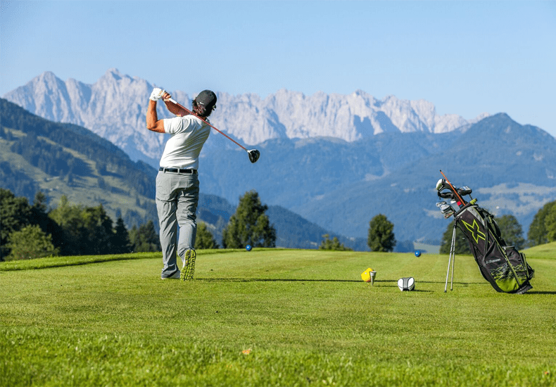 In de directe omgeving van Hotel Peternhof, in de Kaiserwinkl en de Wilder Kaiser, vind je prachtige golfbanen. © Hotel Peternhof