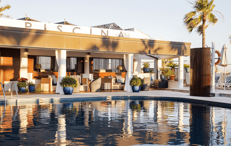 Lekker loungen bij het zwembad van Hotel Portixol in Palma. © Hotel Portixol