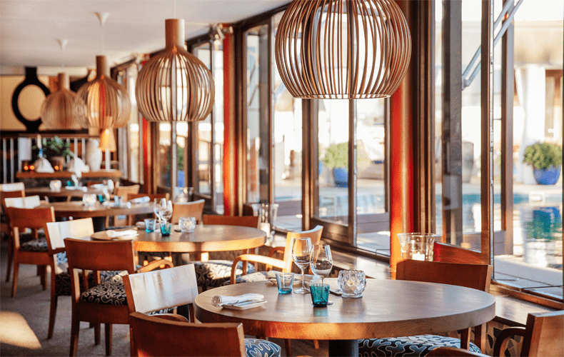 Ook in het restaurant van Hotel Portixol zie je de Scandinavische touch, mediterrane sfeer en flair terug. © Hotel Portixol