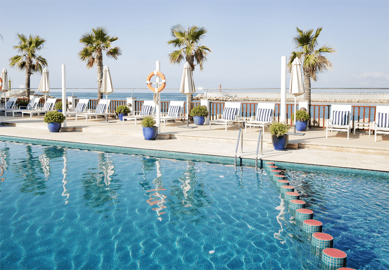 Geniet in het zwembad van Hotel Portixol van het uitzicht over de zee. © Hotel Portixol