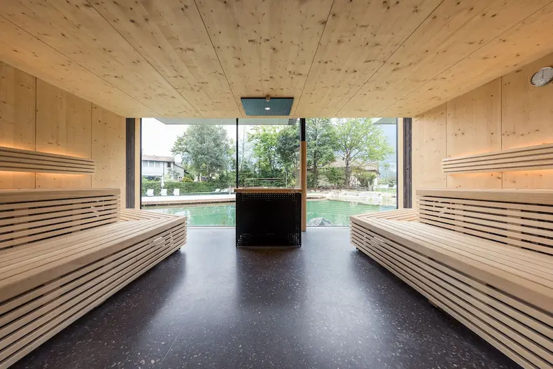 De royale Finse sauna Hotel Sand biedt uitzicht op de tuin en de natuurzwemvijver. © Florian Andergassen / Hotel Sand