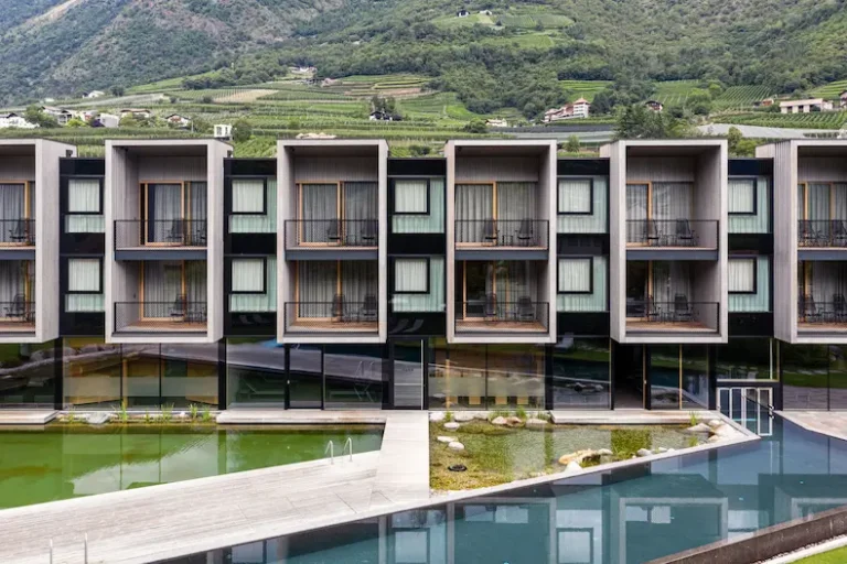Hotel Sand heeft diverse binnen- en buitenzwembaden waaronder een natuurzwemvijver. © Florian Andergassen / Hotel Sand