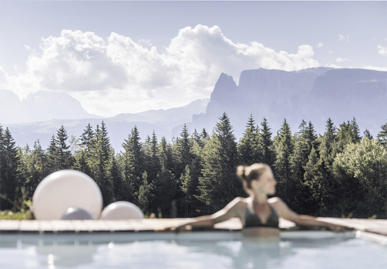 Zwemmen in Sole-water met een hoog gehalte aan minerale zouten. © Armin Huber / Hotel Tann