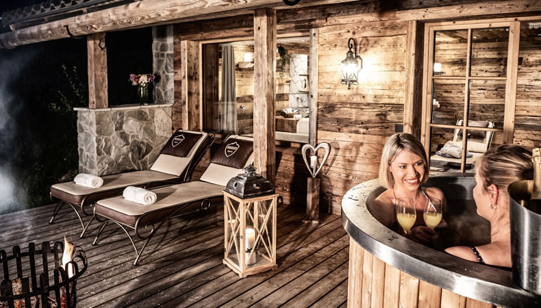Na een dagje actief in de bergen kun je heerlijk bijkomen in je eigen sauna of in de hottub op het terras © Chaletdorf Prechtlgut
