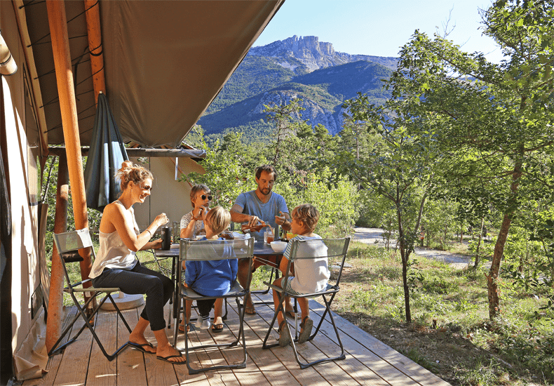 Huttopia biedt luxe kampeervakanties in de natuur aan, zoals hier in de Gorges du Verdon. © Huttopia 
