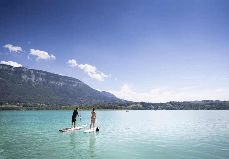 Huttopia-camping Lac d’ Aiguebelette aan het gelijknamige meer in de Franse Savoie is een van de favoriete Huttopia-campings bij Nederlanders. © Huttopia - ManuReyboz