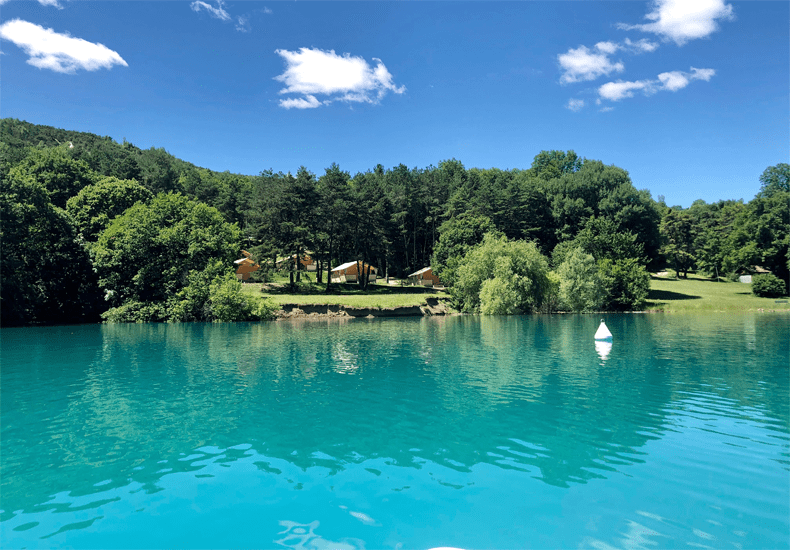 Huttopia opende in 2022 een nieuwe camping aan het Lac de Serre-Ponçon in Frankrijk. © Huttopia 