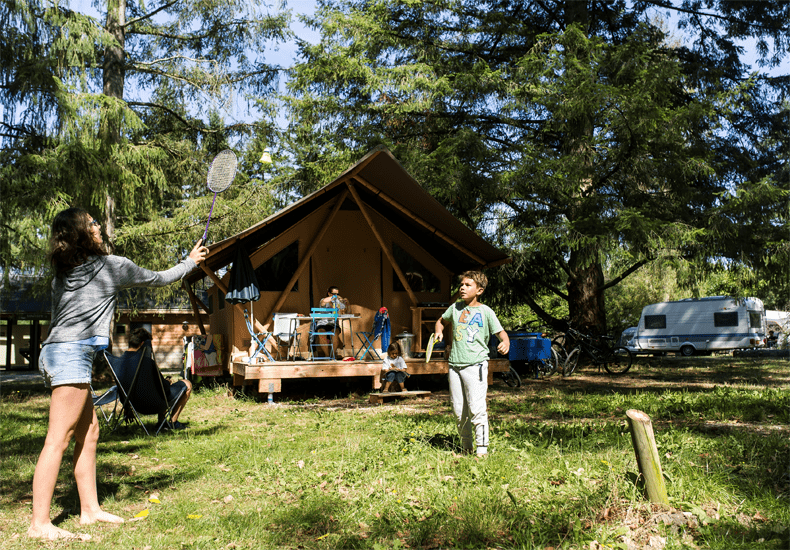 Bij Huttopia kun je tenten en chalets huren, maar je kunt ook je eigen caravan, tent, vouwwagen of camper meenemen. dit is Huttopia Les Chateaux, gelegen tussen de bossen direct aan de Loire © Huttopia