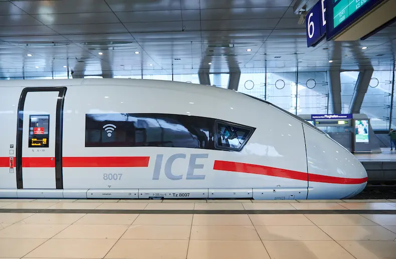 De ICE 3neo, de nieuwe ICE-trein, rijdt nu ook in Nederland. © Deutsche Bahn AG / Stefan Wildhirt