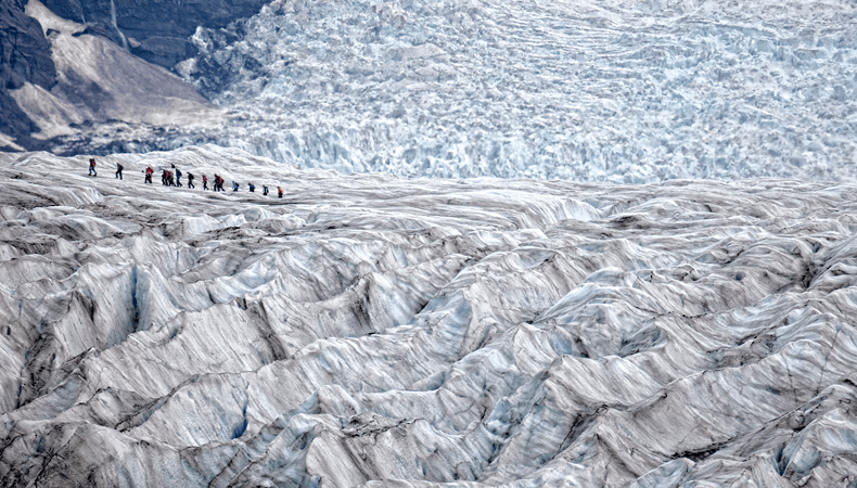 De ruige natuur van IJsland is uniek. Wandeling over de gletsjer van de svinafellsjokull © InspiredbyIceland.com