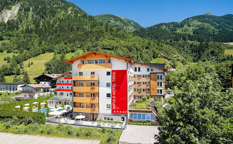 Het 4 sterren superior Impuls Hotel Tirol ligt op een prachtige locatie in Bad Hofgastein in het Gasteinertal. © Atelier Wolkersdorfer / Impuls Hotel Tirol