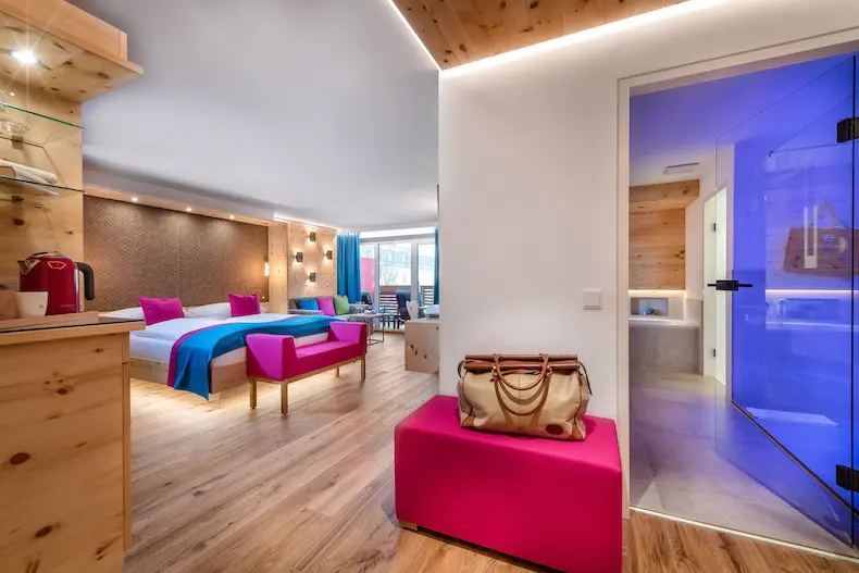 De kamers in het Impuls Hotel Tirol zijn fris, kleurrijk en modern. Hoteleigenaar Christoph Weiermayer is ook kunstschilder en geeft schilderworkshops. © Impuls Hotel Tirol