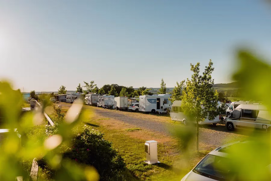 Naast kampeerplaatsen biedt Vital Camp Bayerbach ook chalets, vakantiehuizen en appartementen aan. © Vital Camp Bayerbach