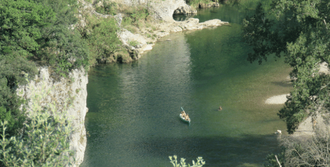 Zwemmen en kanoën in de Cèze op Domaine de la Sablière. © Nico van Dijk