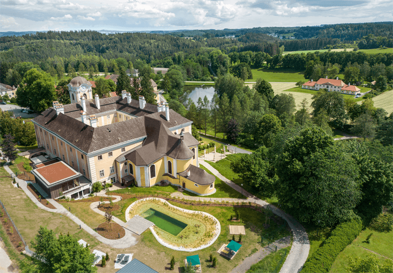 In de tuin van 4 sterren superior Schlosshotel is een zwemvijver uitgegraven. © Schlosshotel Rosenau