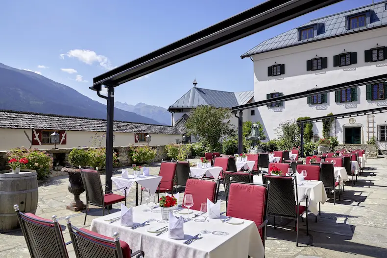 Bij mooi weer kun je op Schloss Mittersill buiten genieten van lunch of diner. © Hotel Schloss Mittersill