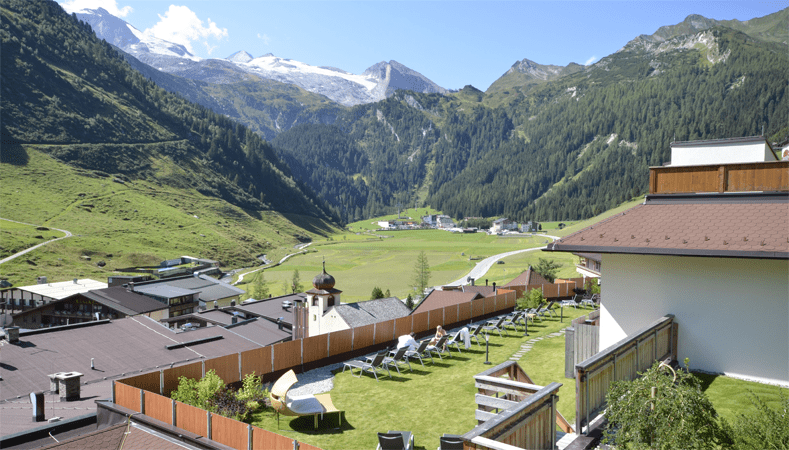 Vanaf het begroeide dak en de panoramasauna kun je genieten van het weidse uitzicht op de gletsjer. in © Hotel Klausnerhof