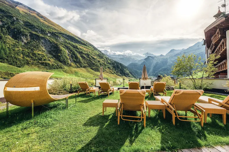 Ga lekker ontspannen op zo'n heerlijk ligbed op de ligweide van het hotel. Je hebt uiitzicht op de alpenweides en op de gletsjer. © Hotel Klausnerhof