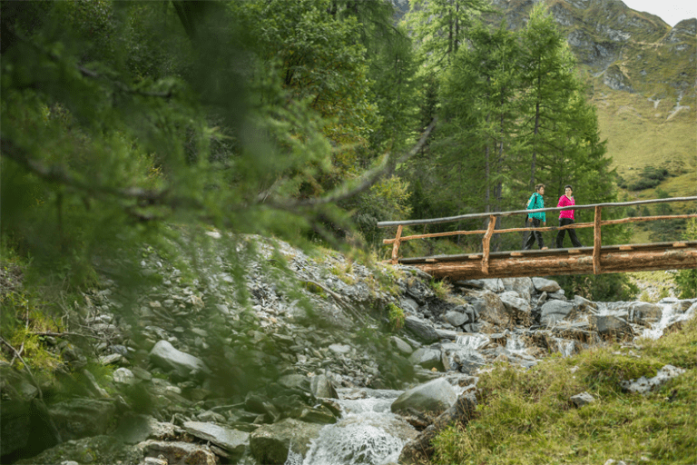 Gastvrouw Frieda neemt drie keer per week wandelliefhebbers mee de bergen in © Hotel Klausnerhof