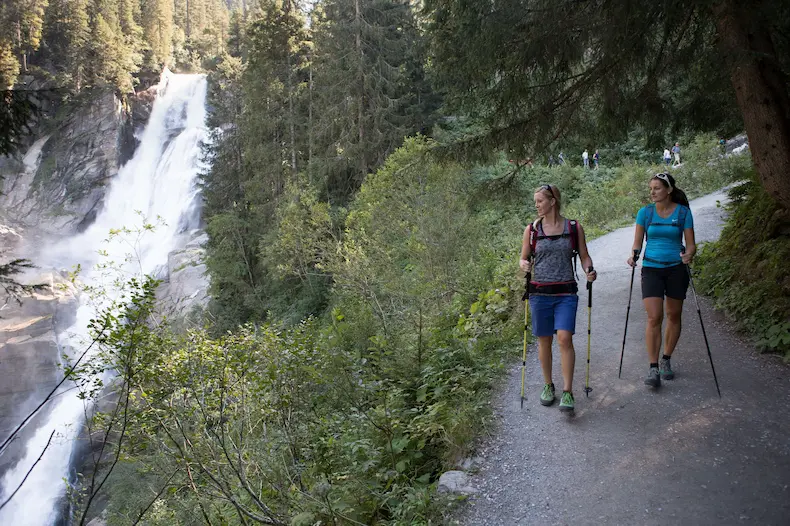 De Krimmler Wasserfälle in Achtental zijn een populaire toeristische attactie. © RB Dittrich / Biohotel Castello