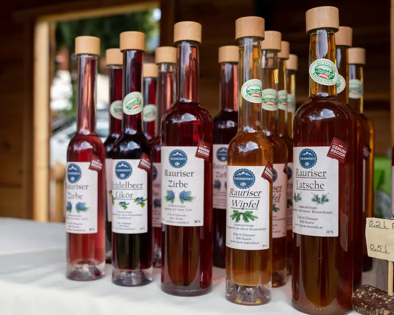 Geniet van lekkere schnaps en likeuren gemaakt van lokale ingrediënten. © Lukas Pilz / Tourismusverband Rauris