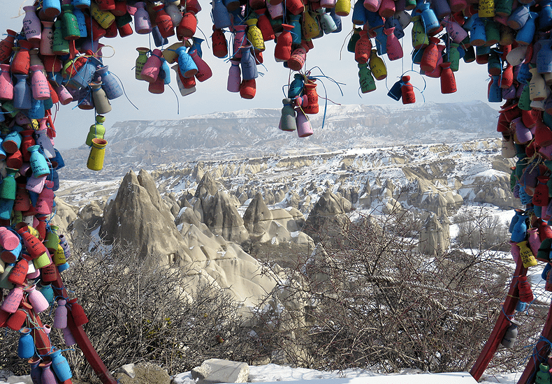 De Cappadocische variant van liefdesslotjes: aardewerken kruikjes bij de Love Valley. © Nico van Dijk / Reisprofs.nl
