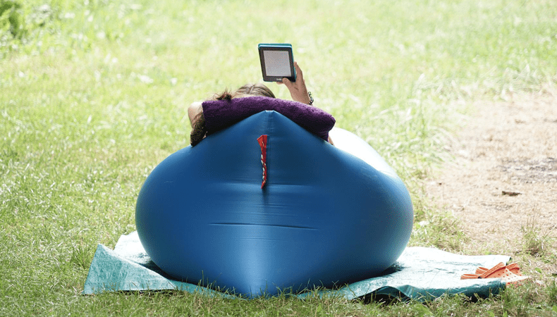 Met een lekker luchtbed, een powerbank om je e-reader en je telefoon op te laden en goed beschermd met zonnebrandcrème en muggenspray kom jij een dag op de camping wel door. © Tilman Strobel / Pixabay