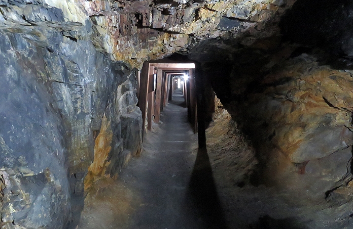 Een van de mijngangen van de Broken Boot Gold Mine. De stutten en de elektriciteit zijn in de jaren vijftig van de vorige eeuw aangelegd. © Nico van Dijk