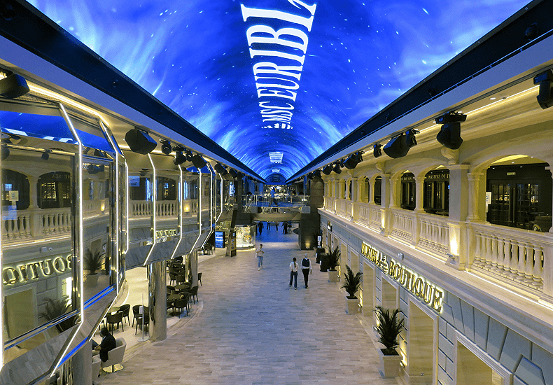De twee verdiepingen tellende Galleria, de winkel- annex horeca promenade op de MSC Euribia, heeft net als haar 4 zusterschepen een bina honderd meter lang led-plafond. © Nico van Dijk / Reisprofs.nl
