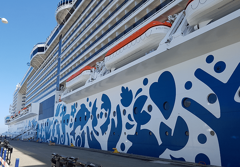 Om het belang van duurzaam cruisen onder de aandacht te brengen heeft de MSC Euribia als eerste en vooralsnog enige cruiseschip van MSC Cruises een vrolijke rompbeschildering gekregen. © Nico van Dijk / Reisprofs.nl