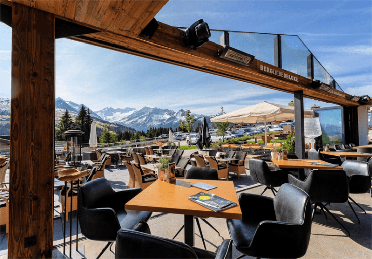 In de Day & Dinner Club met cabriodak van het My Alpenwelt Resort heb je een fantastisch uitzicht richting Krimml en de bergen van het Zillertal. © My Alpenwelt Resort