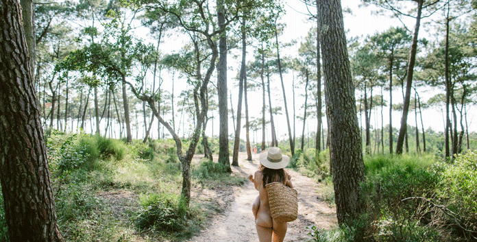 Vanaf het naturistencentrum loop je door het bos naar het strand. © Céline Hamelin