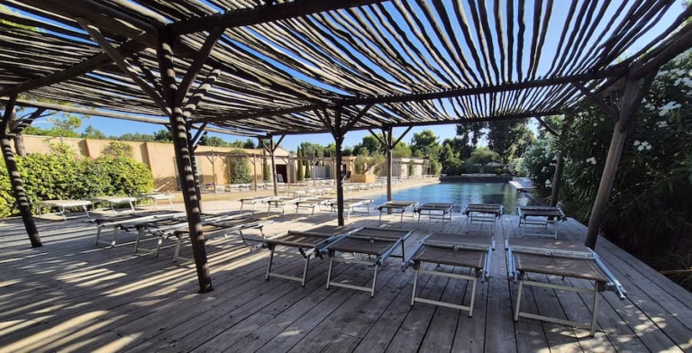 Rondom La Piscine Nature staan veel ligbedden, zowel in de zon als in de halfschaduw. Het zwembad is 60 - 140 cm diep. Het hoge deel achteraan is heel ondiep en heeft bubbels. © Nico van Dijk / Reisprofs.nl