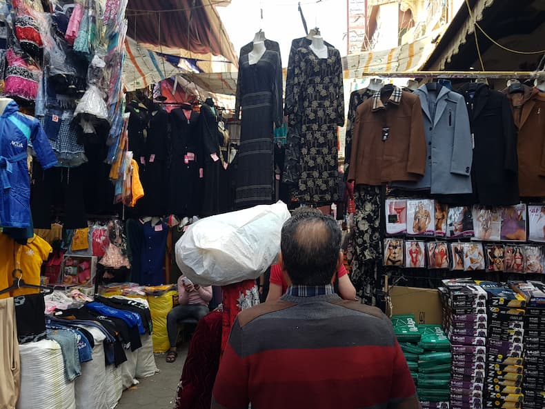 Altijd leuk om op buitenlandse markten, zoals deze in Caïro, rond te struinen, maar pas op voor namaakkleding © Nico van Dijk / Reisprofs.nl