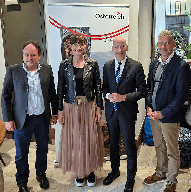 Vlnr: Thiebout van den Bergh, Marketing, PR & Community Manager van het Oostenrijks Toeristenburo in Nederland, Astrid Steharnig-Staudinger, de ceo van Austria Werbung, minister Kocher en Michael Strasser, directeur van het Oostenrijks Toeristenbureau in Nederland.