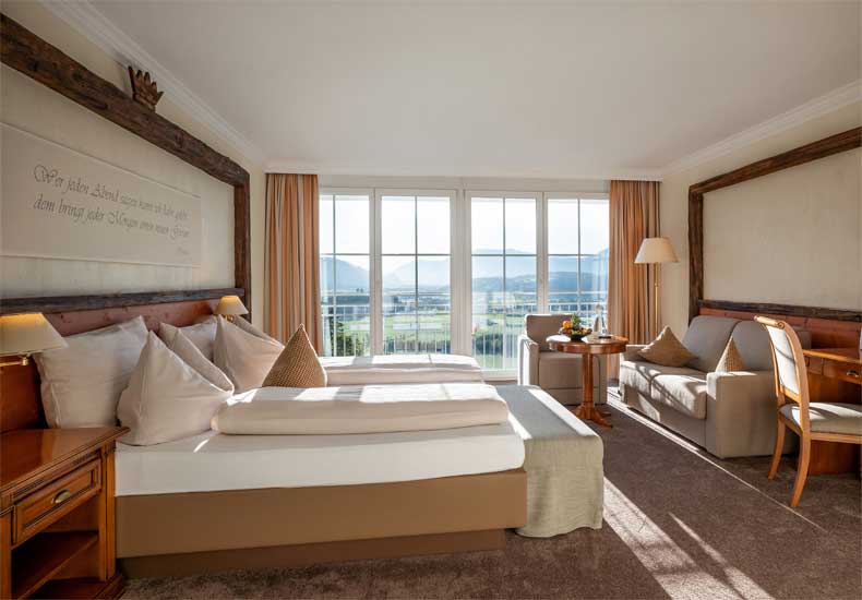 De kamers en suites van het Panorama Royal vormen een privé-retraite met uitzicht op het berglandschap. © Hotel Panorama Royal