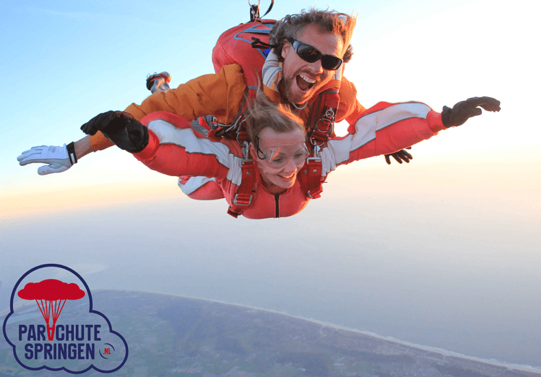 Tandemspringen in Nederland kan onder meer op Texel, Ameland en Midden-Zeeland © Parachutespringen.nl