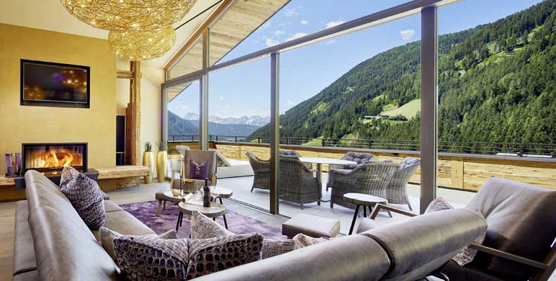 Het schitterende penthouse in Chalet Selena biedt ongelofelijk mooie uitzichten over het Gsiesertal © Michael Huber (Hotel Quelle Nature Spa Resort)