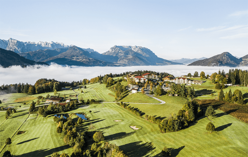 Het 4 sterren superior Hotel Peternhof ligt op een prachtige locatie nabij Kössen in de Kaiserwinkl. Je loopt vanuit het hotel zo de golfbaan op. © Hannes Niederkofler / Hotel Peternhof
