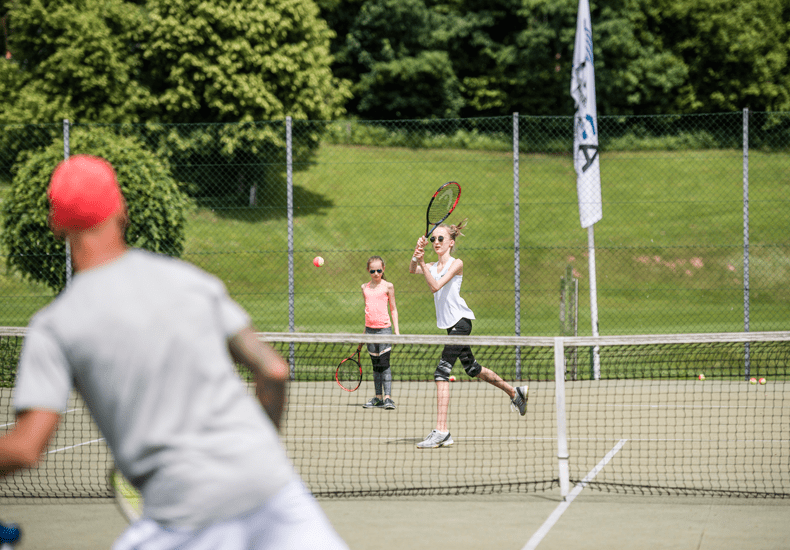 Jong en oud vermaakt zich in Peternhof, onder meer dankzij de vele sportfaciliteiten. © Hannes Niederkofler / Hotel Peternhof