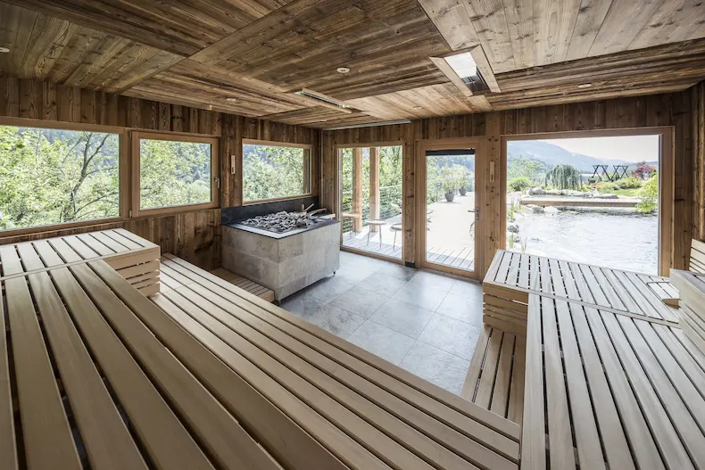 In de nature sauna heb je een prachtig uitzicht op de tuin van het hotel. © Quellenhof Luxury Resort Passeier
