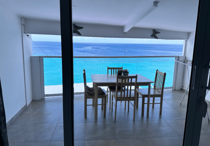 Vanaf je balkon van je Blue View Terrace-appartement heb je uitzicht over de Caraibische Zee. © Rancho El Sobrino.