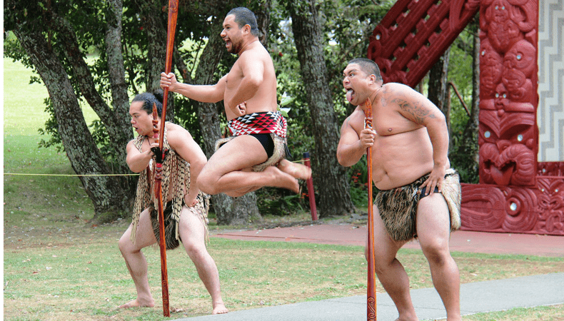 Probeer tijdens je reis een 'haka', een traditionele dans van de Maori bij te wonen. © Nydegger / Pixabay