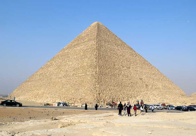 De piramides van Gizeh bij Caïro zijn een immense toeristiche trekpleister en een must-see tijdens elke vakantie in Egypte © Reisprofs.nl / Nico van Dijk