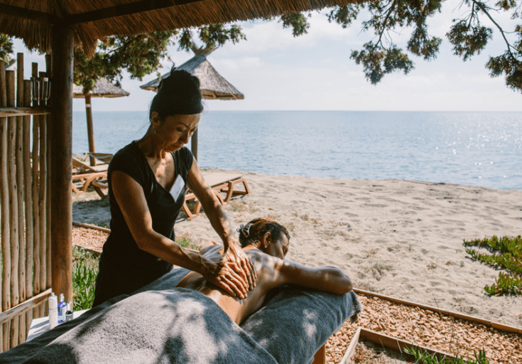 Op Riva Bella kun je meedoen aan tal van activiteiten. Of geniet van een heerlijke massage op het strand. © Riva Bella / Celine Hamelin
